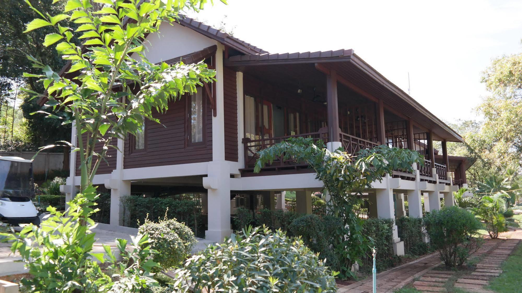Phubachiang Golf & Resort Pakse Exterior foto